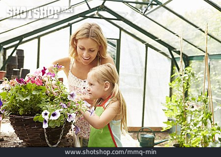 
                Mutter, Gartenarbeit, Tochter, Gewächshaus                   
