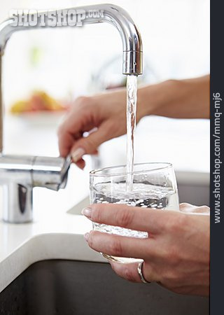 
                Hände, Trinkwasser, Leitungswasser                   