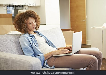 
                Frau, Laptop, Chatten                   