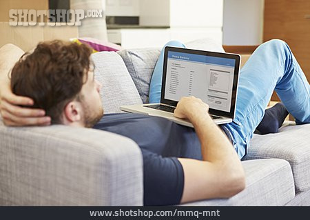 
                Mann, Laptop, Onlinebanking                   