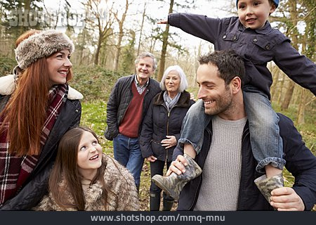 
                Generationen, Großfamilie, Waldspaziergang, Familienausflug                   