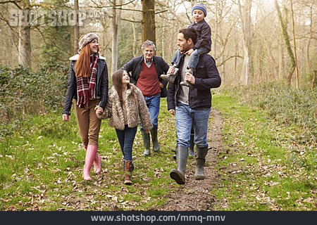 
                Großfamilie, Waldspaziergang, Familienausflug                   