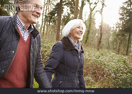 
                Waldspaziergang, Seniorenpaar                   