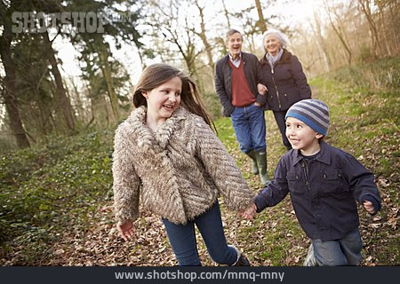 
                Großeltern, Waldspaziergang, Enkelkinder                   