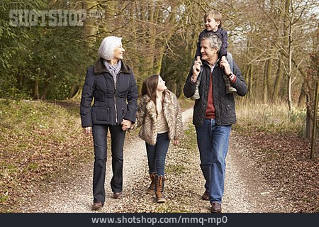 
                Großeltern, Waldspaziergang, Familienausflug, Enkelkinder                   