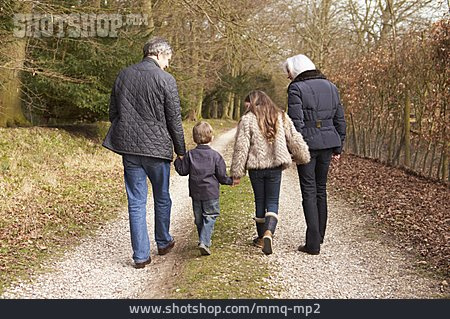 
                Zusammenhalt, Spaziergang, Großeltern, Waldspaziergang, Enkelkinder                   