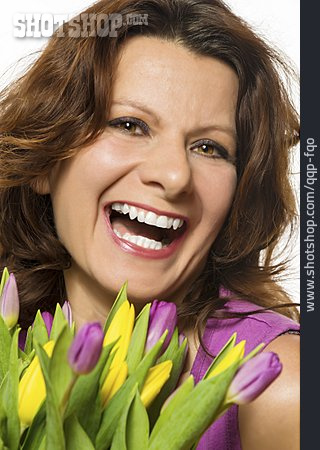 
                Frau, Lachen, Blumenstrauß                   