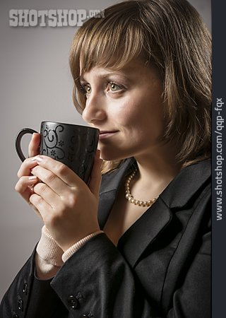 
                Frau, Kaffeepause, Heißgetränk                   