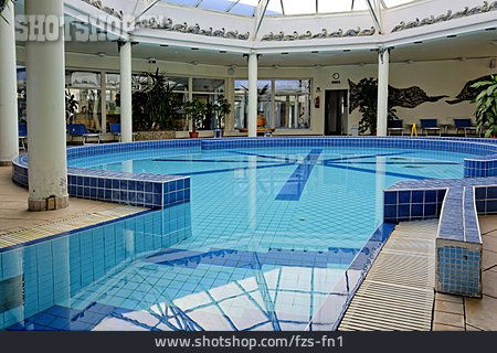 
                Pool, Schwimmbad, Schwimmbecken, Therme                   