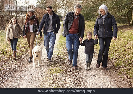 
                Spaziergang, Herbstspaziergang, Familienausflug                   