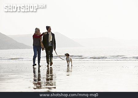 
                Strandspaziergang, Wattwanderung, Seniorenpaar                   