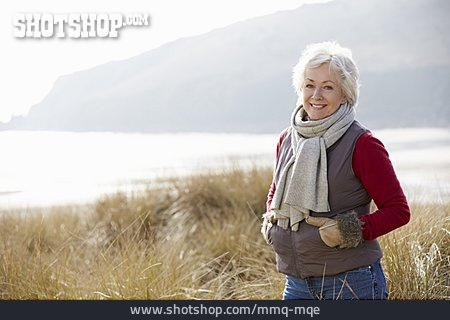
                Frau, Seniorin, Spaziergang                   