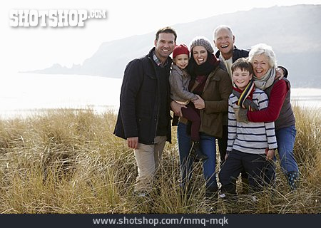 
                Spaziergang, Familie, Großeltern, Familienausflug                   