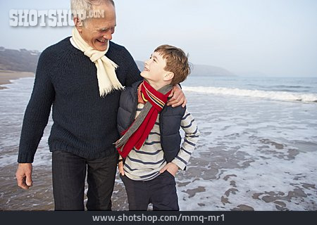 
                Enkel, Großvater, Zusammenhalt, Strandspaziergang                   