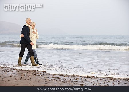 
                Strandspaziergang, Seniorenpaar                   