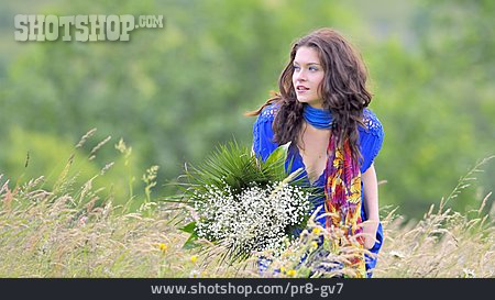 
                Junge Frau, Blumenstrauß, Naturverbunden                   