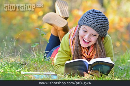 
                Junge Frau, Herbst, Lesen                   