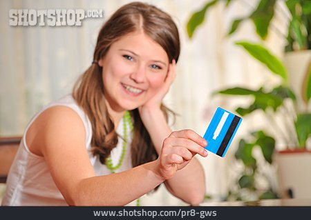
                Teenager, Jugendliche, Kreditkarte, Chipkarte                   