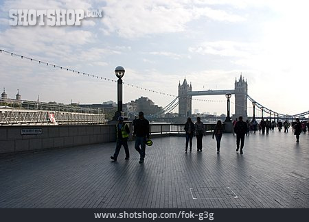 
                Tower Bridge, London, Promenade, Fußgänger                   