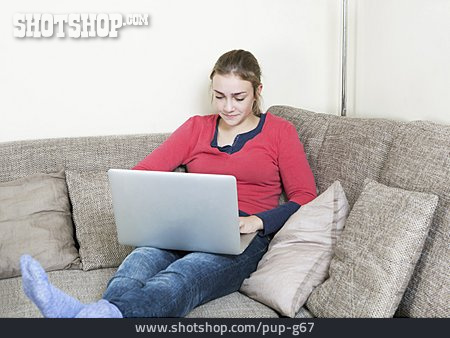 
                Teenager, Mädchen, Laptop, Chatten                   