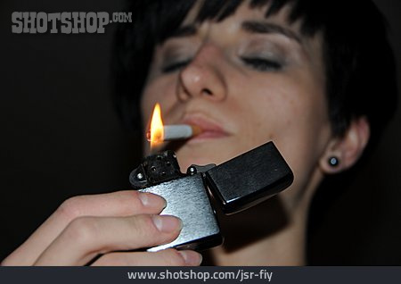 
                Junge Frau, Zigarette, Anzünden                   