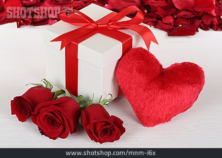 
                Herz, Geschenk, Valentinstag, Rote Rosen                   