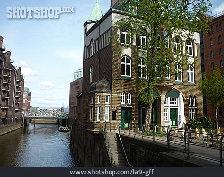 
                Kanal, Hamburg, Speicherstadt, Wasserschloss                   