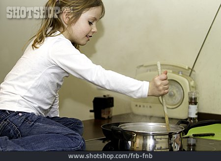 
                Mädchen, Kochen, Umrühren                   