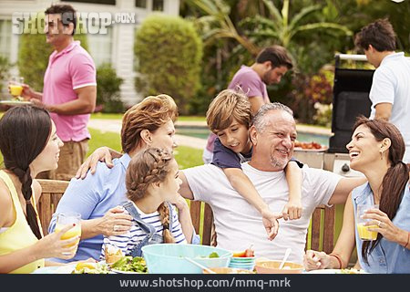 
                Familie, Familienfest, Gartenparty                   