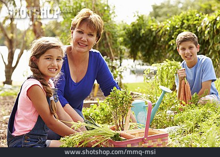 
                Großmutter, Gartenarbeit, Enkelkinder                   