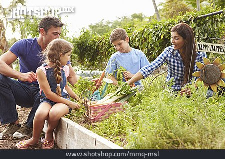 
                Gartenarbeit, Familie, Familienleben                   