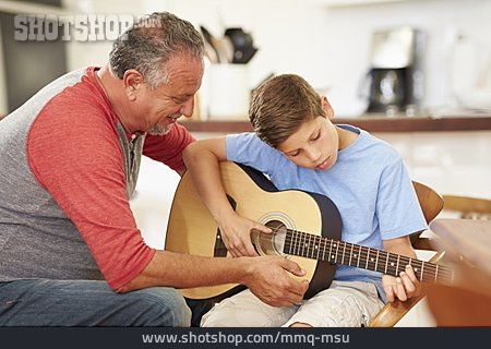 
                Junge, Mann, Gitarre Spielen, Gitarrenunterricht                   