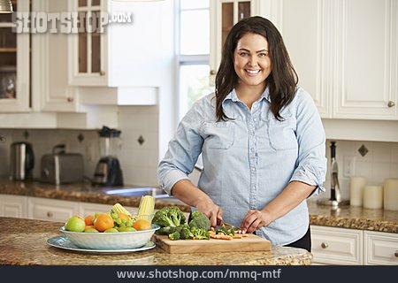 
                Junge Frau, Gesunde Ernährung, Kochen, übergewicht                   