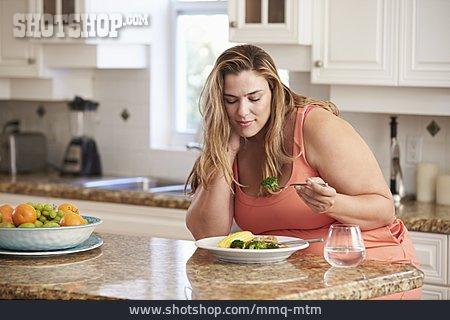 
                Junge Frau, Gesunde Ernährung, Diät, übergewicht                   