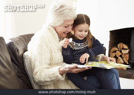 
                Großmutter, Häusliches Leben, Vorlesen, Enkelin                   