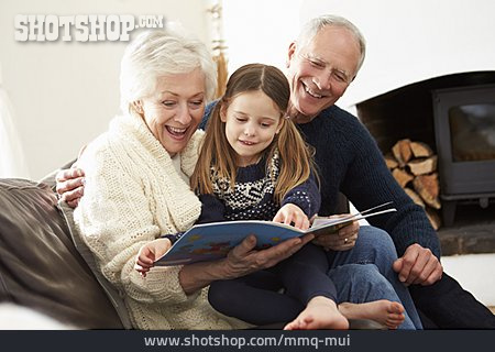 
                Häusliches Leben, Großeltern, Vorlesen, Enkelin                   
