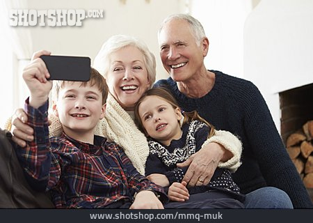 
                Fotografieren, Großeltern, Enkelkinder, Selfie                   