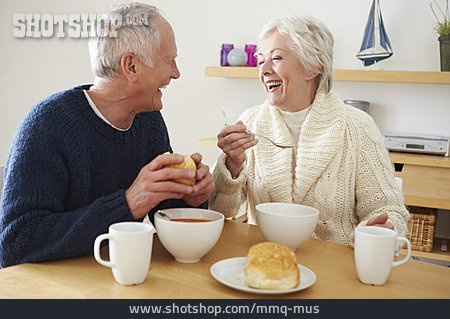 
                Essen & Trinken, Mittagessen, Seniorenpaar                   