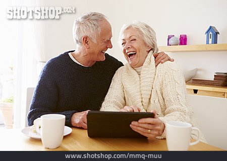 
                Seniorenpaar, Tablet-pc                   