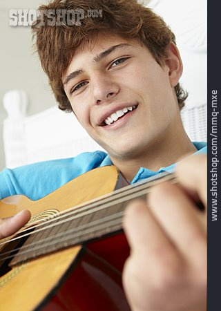 
                Teenager, Gitarre Spielen                   