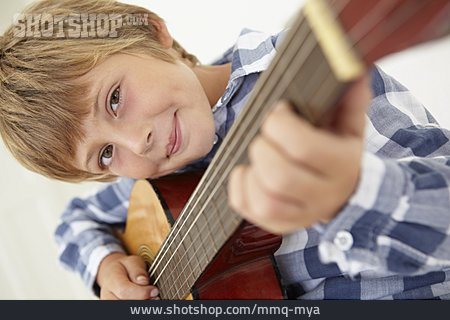 
                Junge, Gitarre                   
