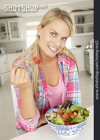 
                Teenager, Gesunde Ernährung, Salat                   
