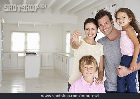 
                Familie, Schlüsselübergabe, Wohnungsbesichtigung                   