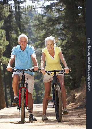 
                Radtour, Radfahren, Seniorenpaar                   