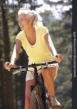 
                Radfahren, Aktive Seniorin                   