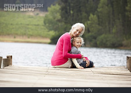 
                Großmutter, Enkelin, Naturerlebnis                   