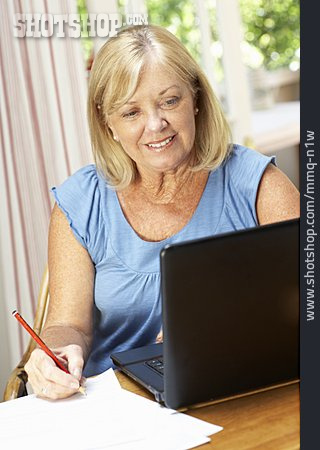 
                Seniorin, Computer, Laptop                   