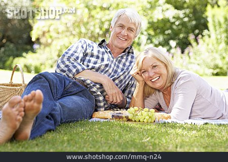 
                Pensionierung, Picknick, Seniorenpaar                   