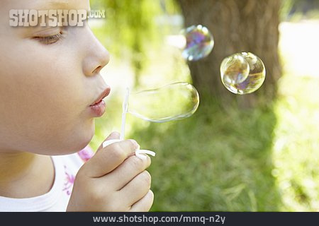 
                Mädchen, Kindheit, Seifenblasen                   
