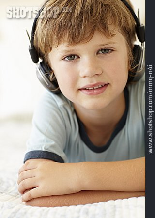 
                Junge, Kopfhörer, Musik Hören                   